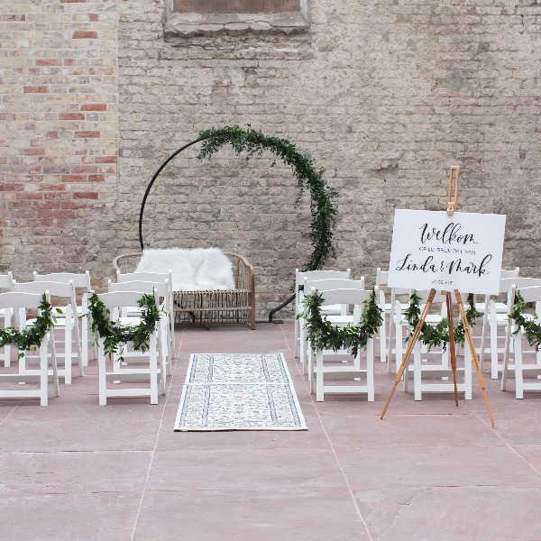 Aanstellen Compliment Handvol Witte houten klapstoelen huren - Brisked Styled Weddings