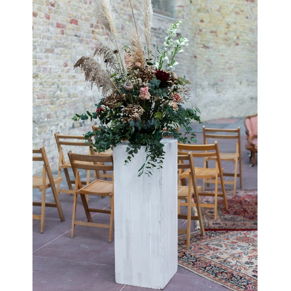 Orkaan Pluche pop telex Witte houten zuil huren - Brisked Styled Weddings